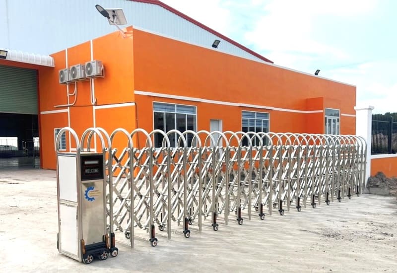 Cửa cổng xếp inox thiết kế hiện đại sang trọng phù hợp với mọi công trình