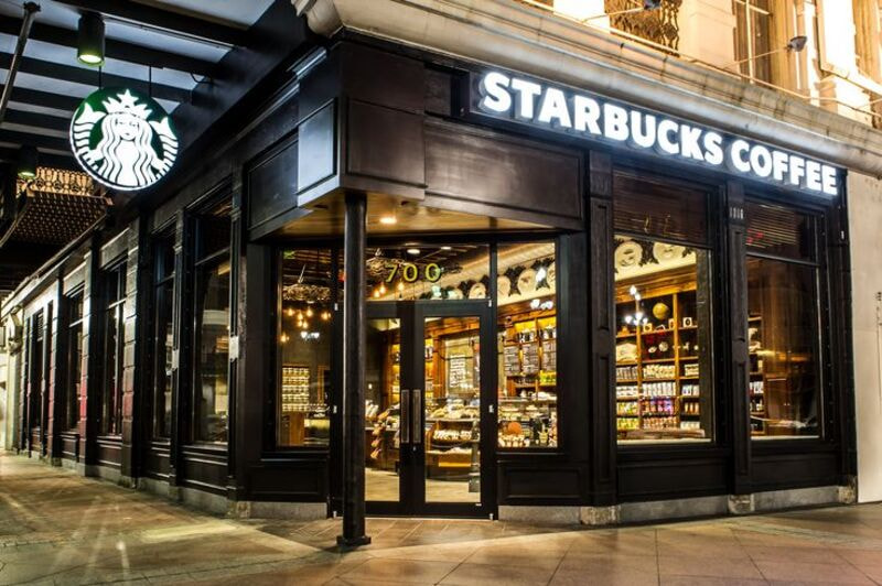 Bên ngoài một cửa hàng Starbucks có không gian sang trọng được inox kính savax thiết kế trong dự án cửa inox kính tại starbucks