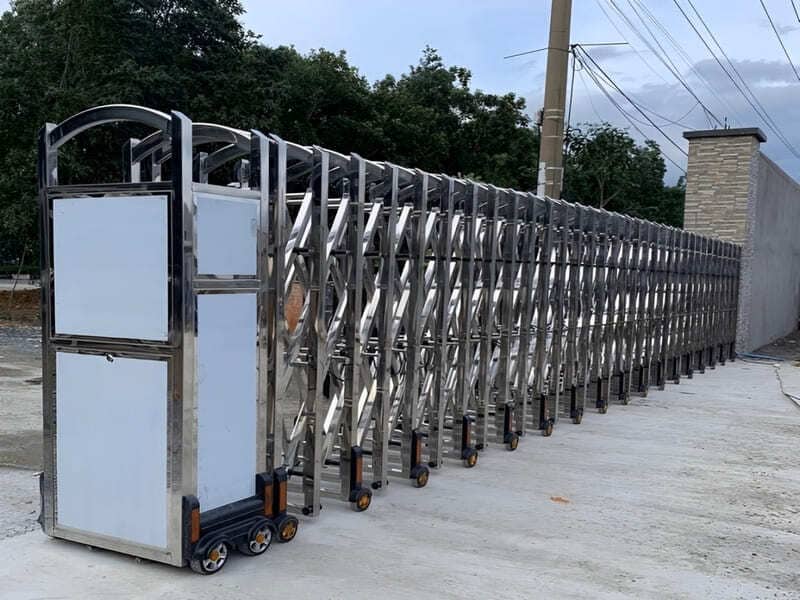 Cửa cổng xếp có thiết kế đặc biệt với các thanh inox liên kết với nhau theo dạng gấp nếp