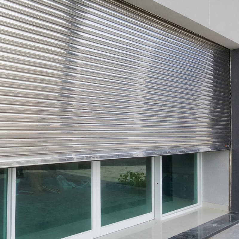 Cửa cuốn tự động là loại cửa sử dụng động cơ điện để đóng mở một cách linh hoạt