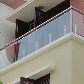 lan can kính tay vịn nhôm