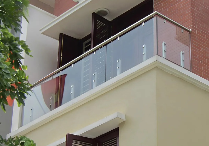 lan can kính tay vịn nhôm