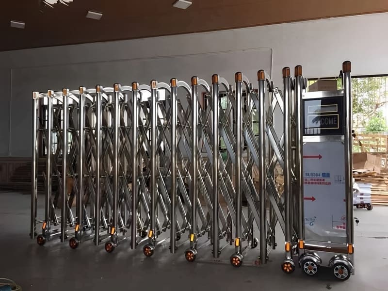 Cổng xếp inox tự động lắp đặt trước khu công nghiệp