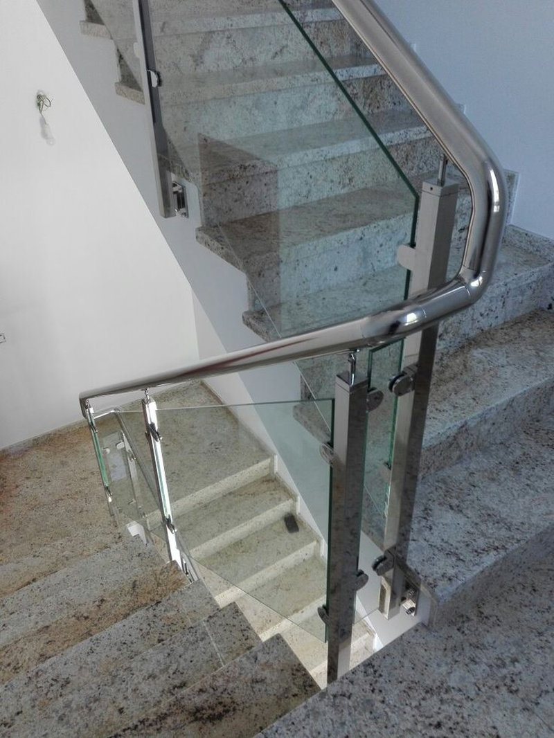 Lan can cầu thang inox 304 kết hợp kính