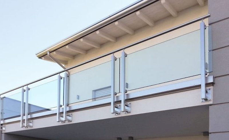 Ưu điểm trụ lan can kính cường lực
