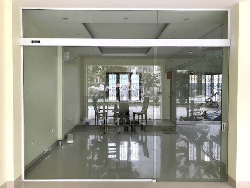 Cửa bán tự động là gì?