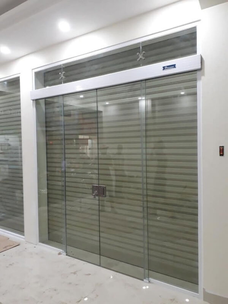 Cửa bán tự động có đặc điểm gì?
