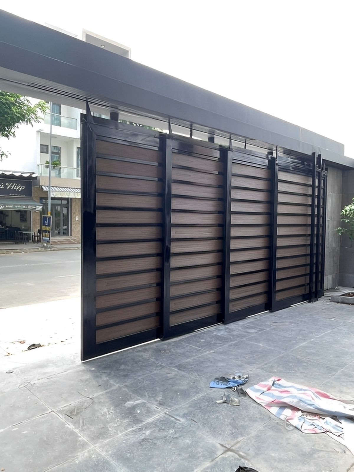 Cửa cổng 4 cánh lùa trượt ngang hiện đại