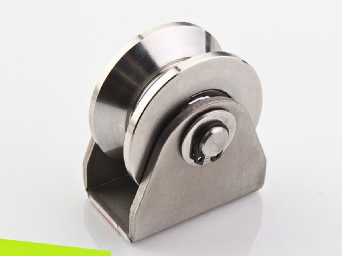Bánh xe giúp cổng di chuyển dễ dàng hơn