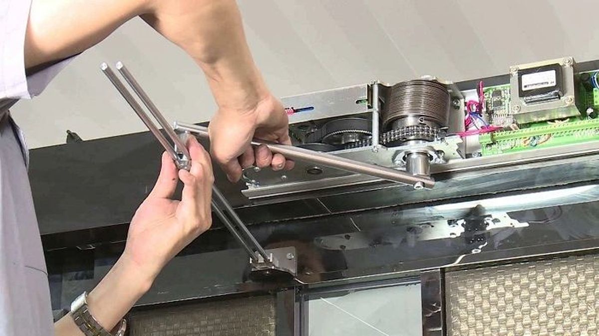 Thi công, lắp đặt cửa kéo tự động chất lượng cao tại Inox kính Savax
