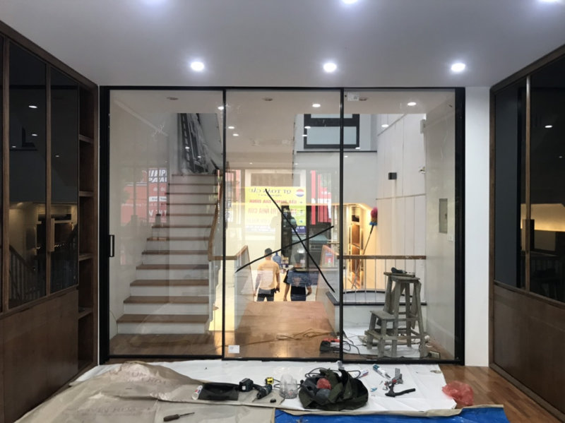 Quy trình thi công cửa lùa slim không ray dưới của Inox kính Savax