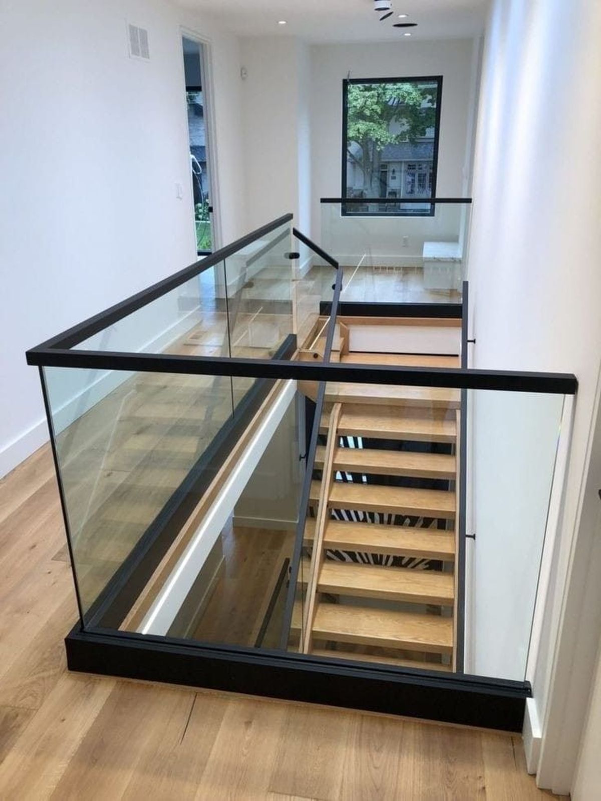Mẫu lan can inox kính cầu thang hiện đại được nhiều gia chủ yêu thích 2025
