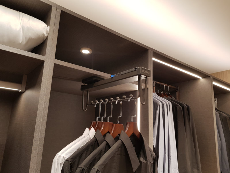 Các phụ kiện đi kèm của tủ áo cánh kính