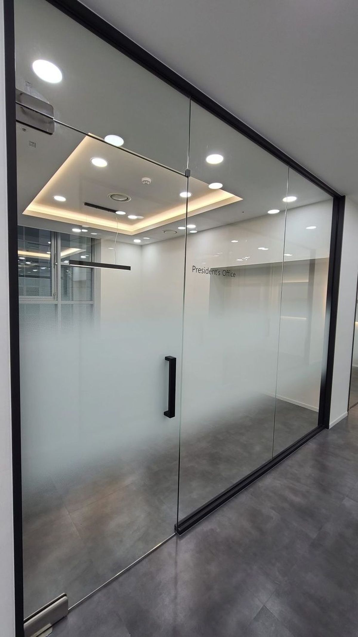 Cửa bàn lề sàn 1 cánh - Sự lựa chọn hoàn hảo cho văn phòng
